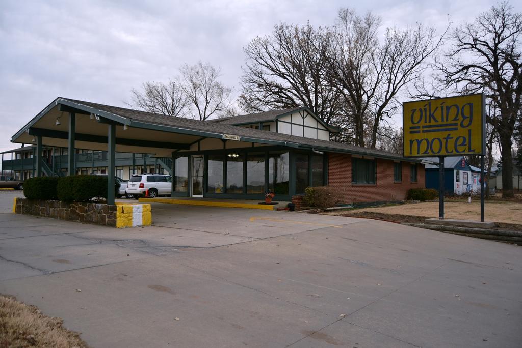 Viking Motel Lindsborg Экстерьер фото