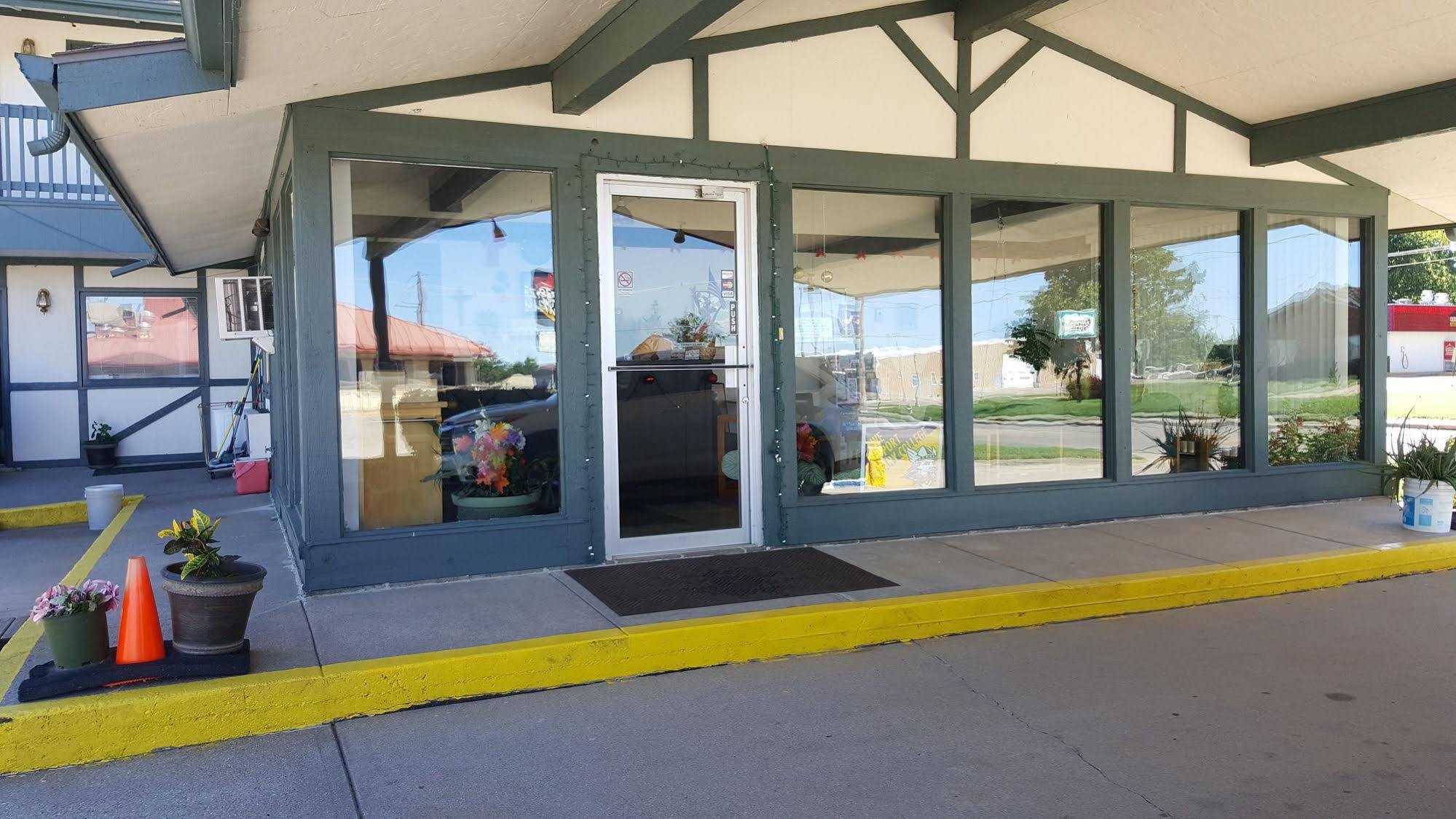 Viking Motel Lindsborg Экстерьер фото