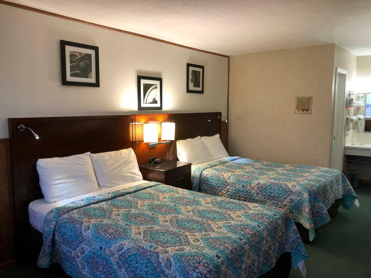 Viking Motel Lindsborg Экстерьер фото